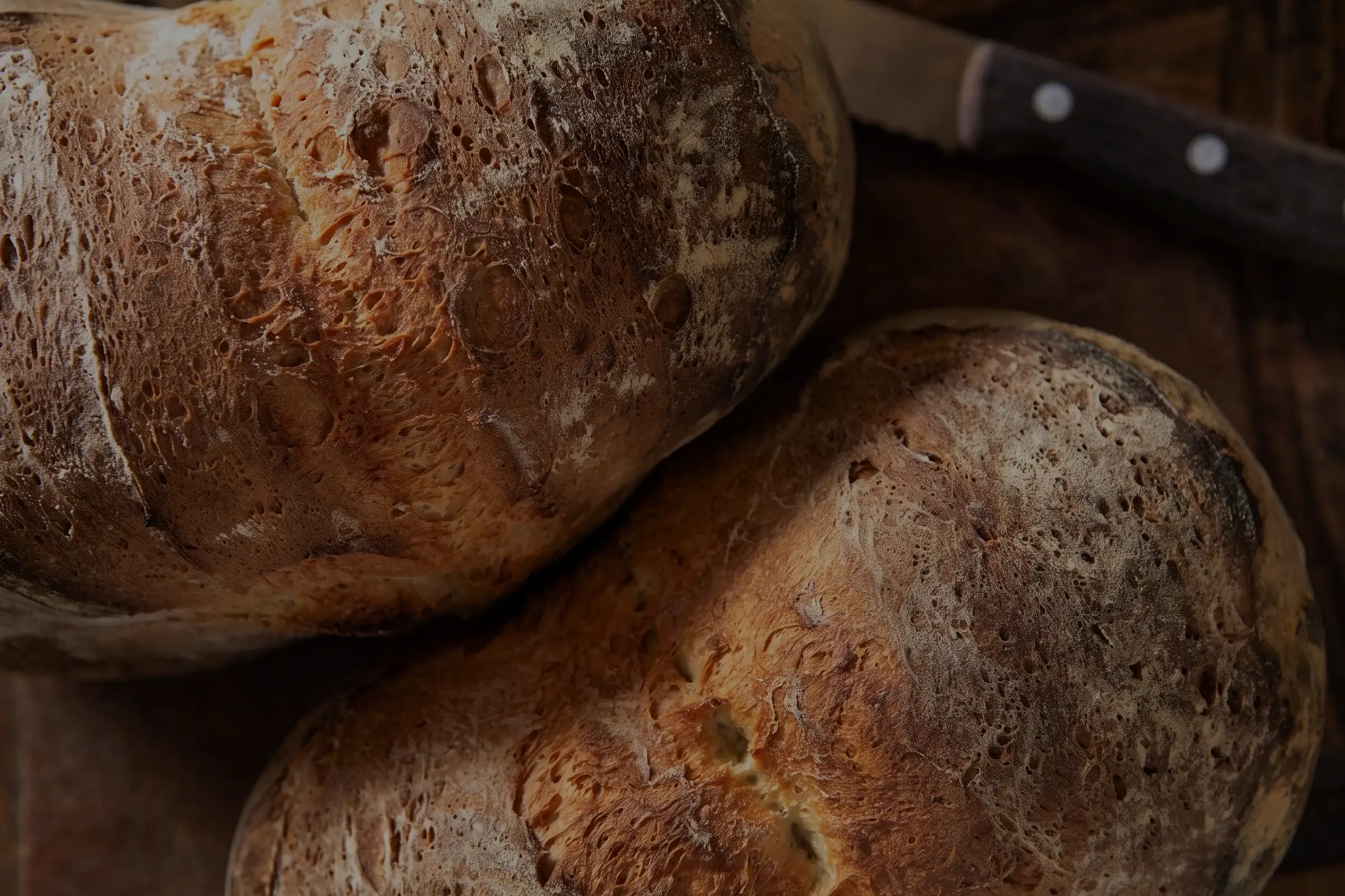 Zwei Laibe Brot auf dem Holztisch