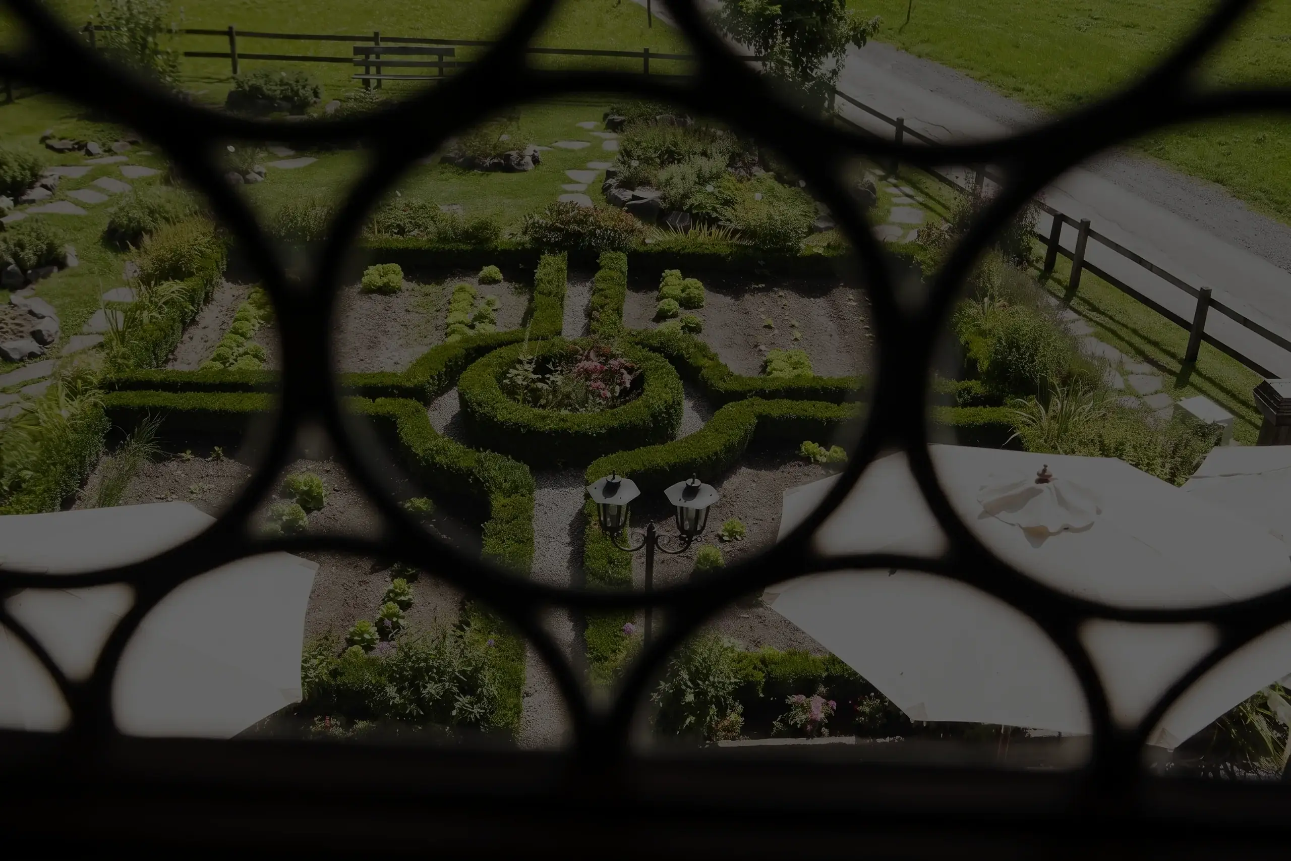 Blick durch das Fenstergitter des Ruedihus auf den Ziergarten