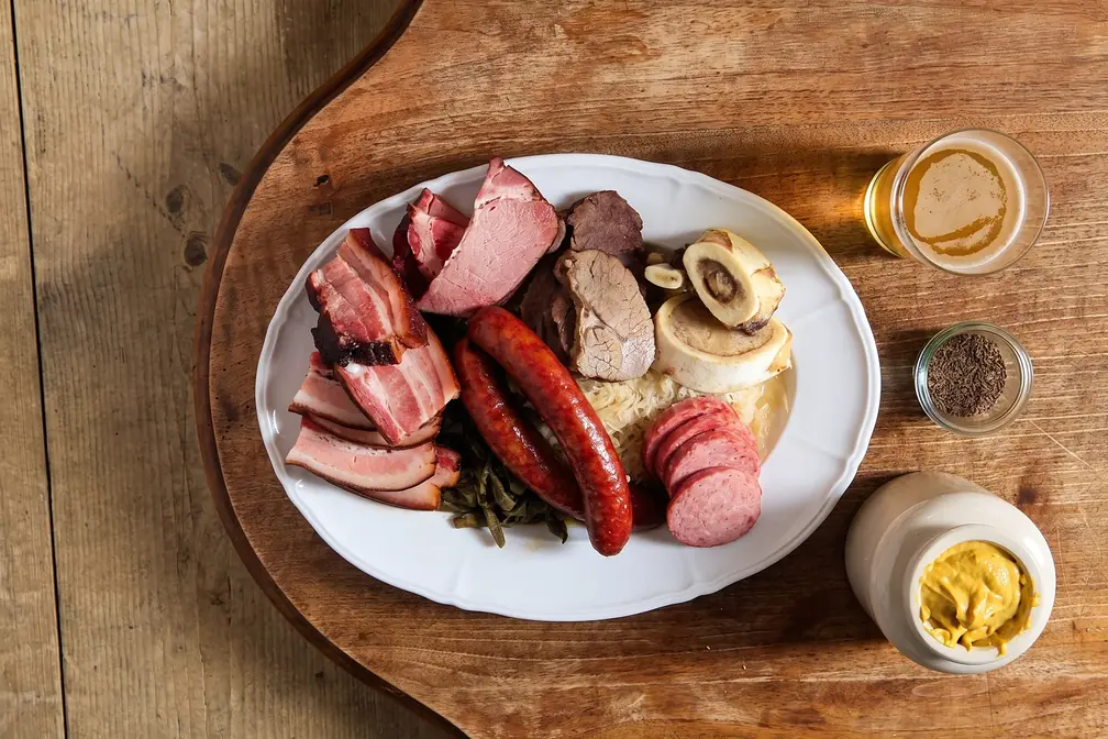 Fleisch und Wurst auf dem Holzbrett, Senf und Meerrettich