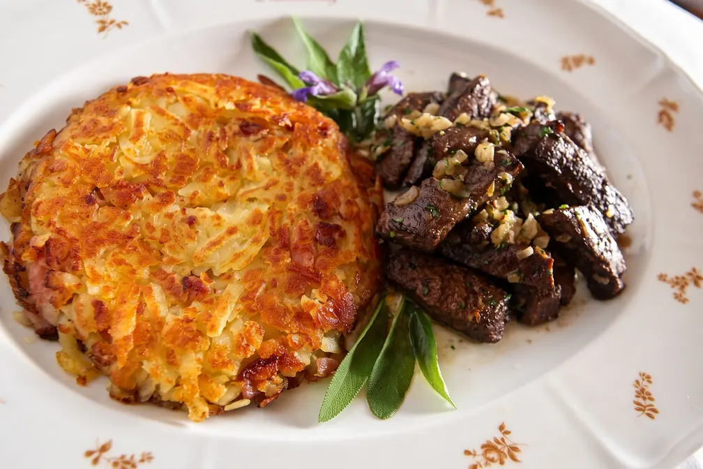 Rösti mit Kalbsleber auf dem Teller des Hauses