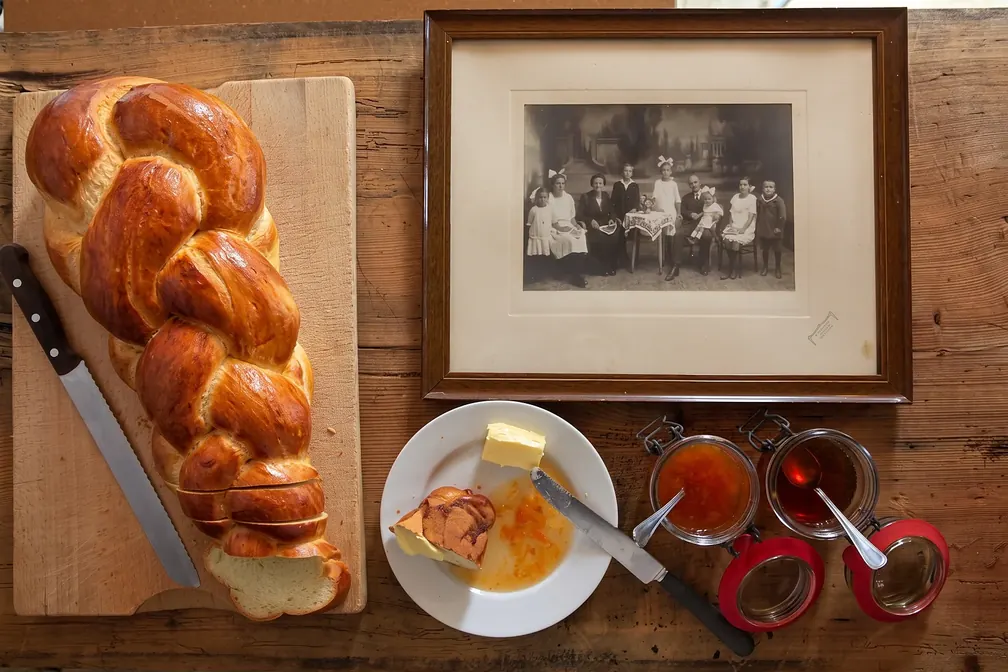 Zopf, Butter, Konfitüre und ein altes Familienfoto
