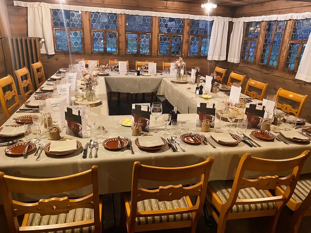 Festlich gedeckte Tafel in einer Stube des Ruedihus