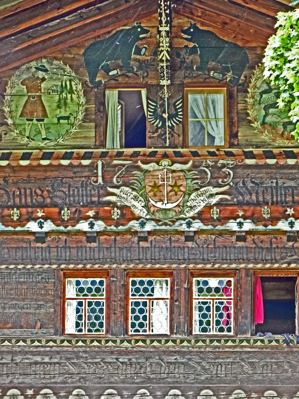Bemalter Giebel mit Wappen, Inschriften und Friesen
