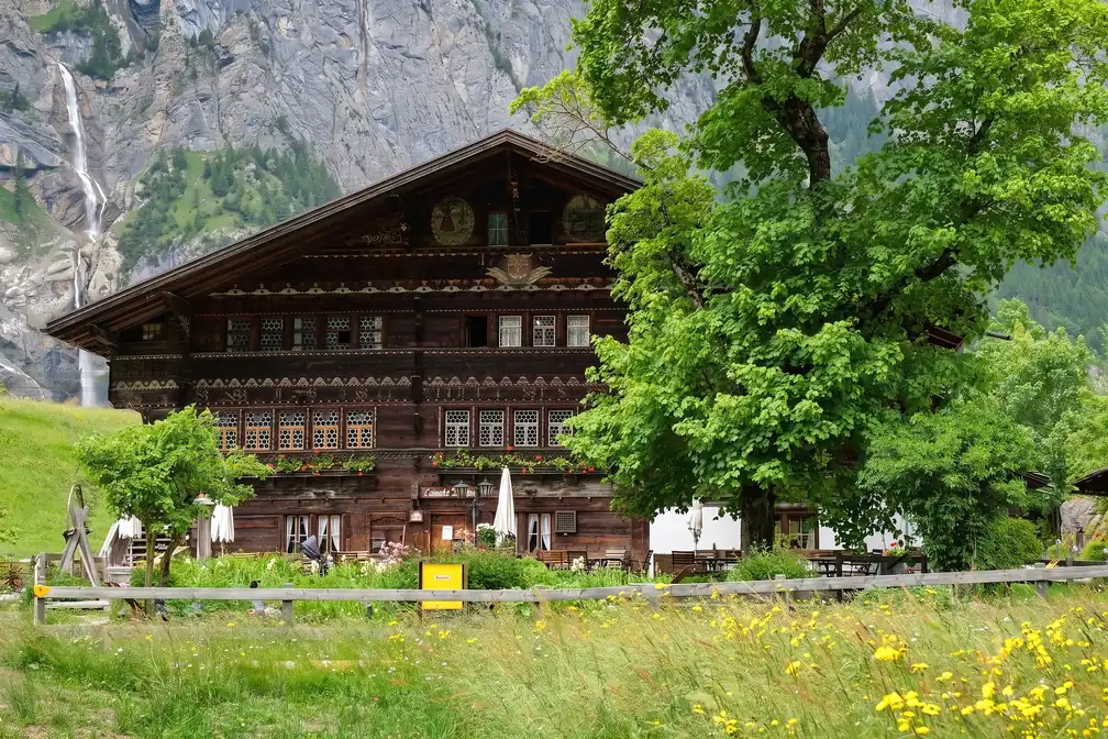 Das Haus über der Blumenwiese, dahinter der Wasserfall