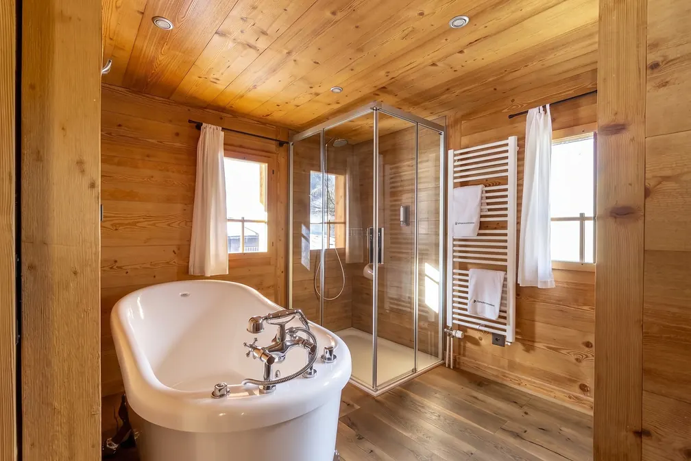 Freistehende Wanne und Dusche im Hymmelrich