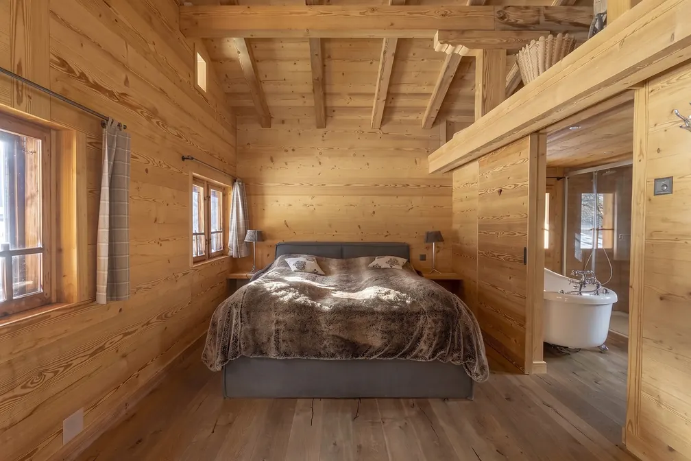 Bett im Hymmelrich, dahinter die Wanne