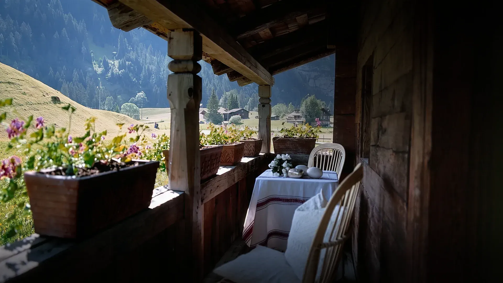 Laube mit Sesseln und Geranien, Blick ins Tal