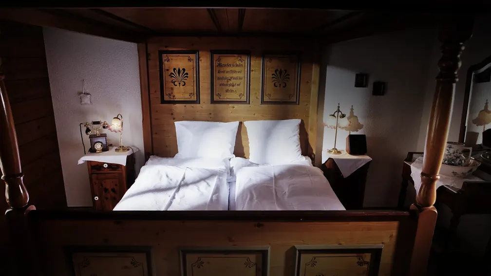 Himmelbett mit bemalten Füllungen und Sprüchen