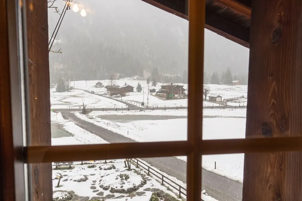 Blick aus dem Fenster ins verschneite Tal