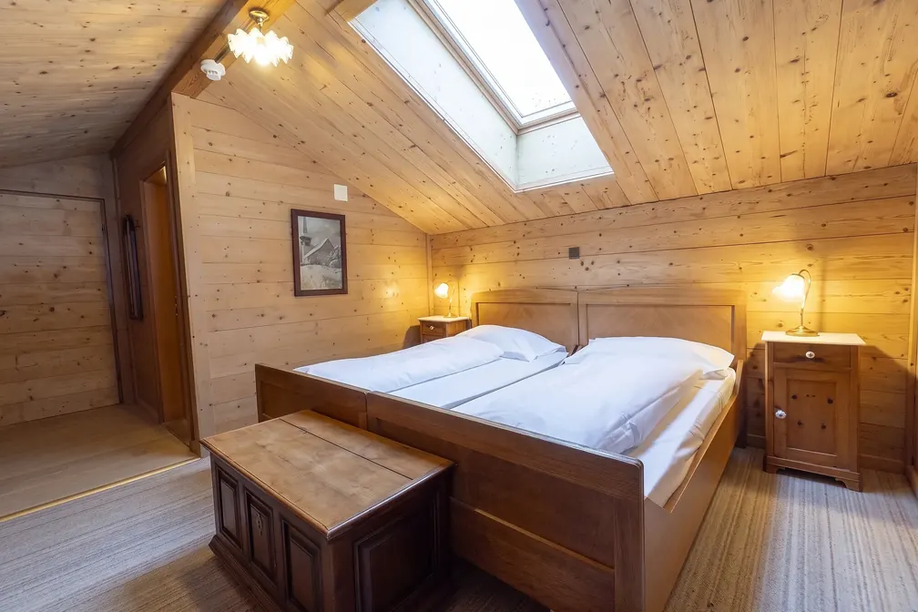 Landhaus-Zimmer, Blick vom Bett zum Fenster