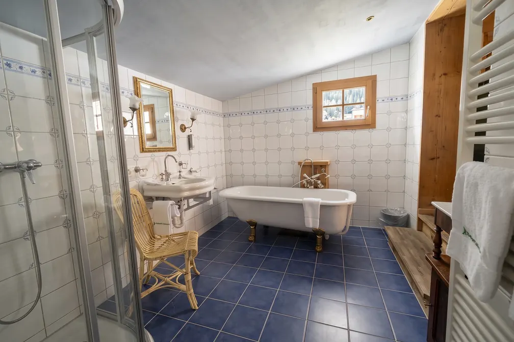 Bad der Liebeslaube mit freistehender Wanne