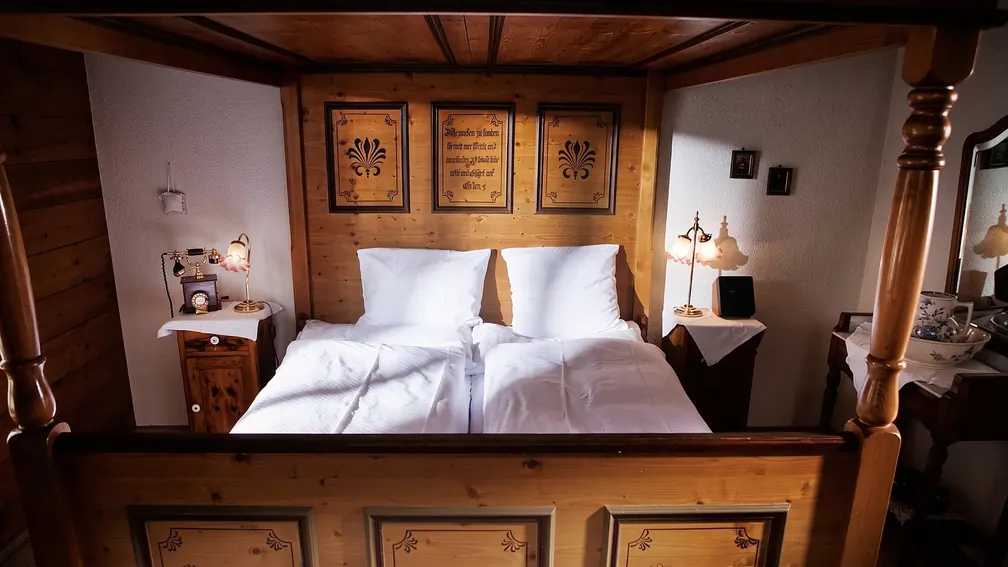 Himmelbett mit bemalten Tafeln, von vorn