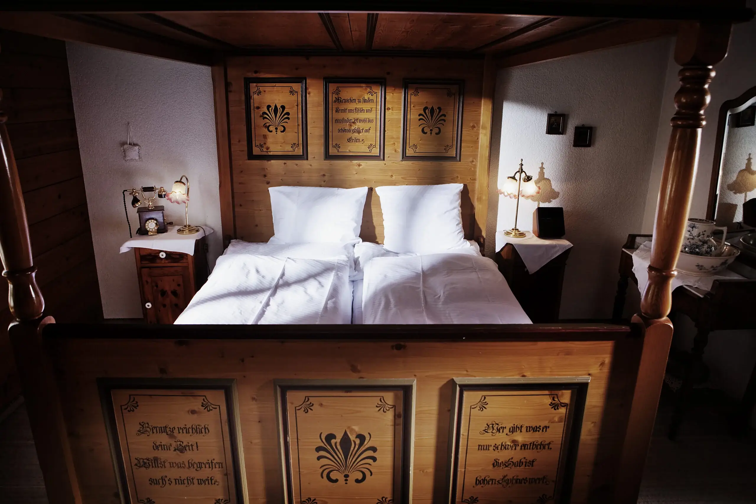 Zimmer mit Himmelbett im Landgasthof Ruedihus