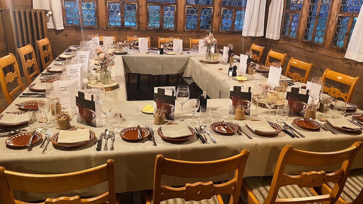 Eine festlich gedeckte Tafel in einer Stube des Ruedihus