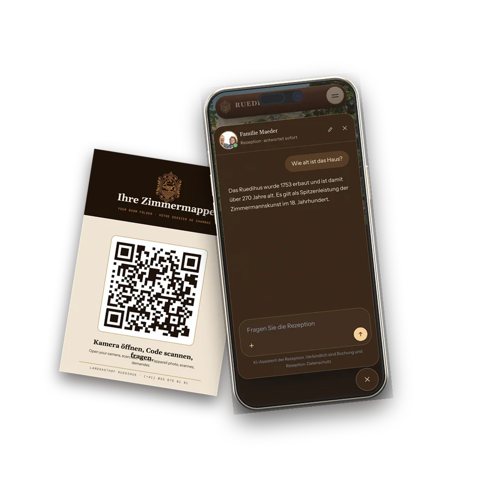 Ein Handy mit der Rezeption im Chat, daneben die Karte zur Zimmermappe